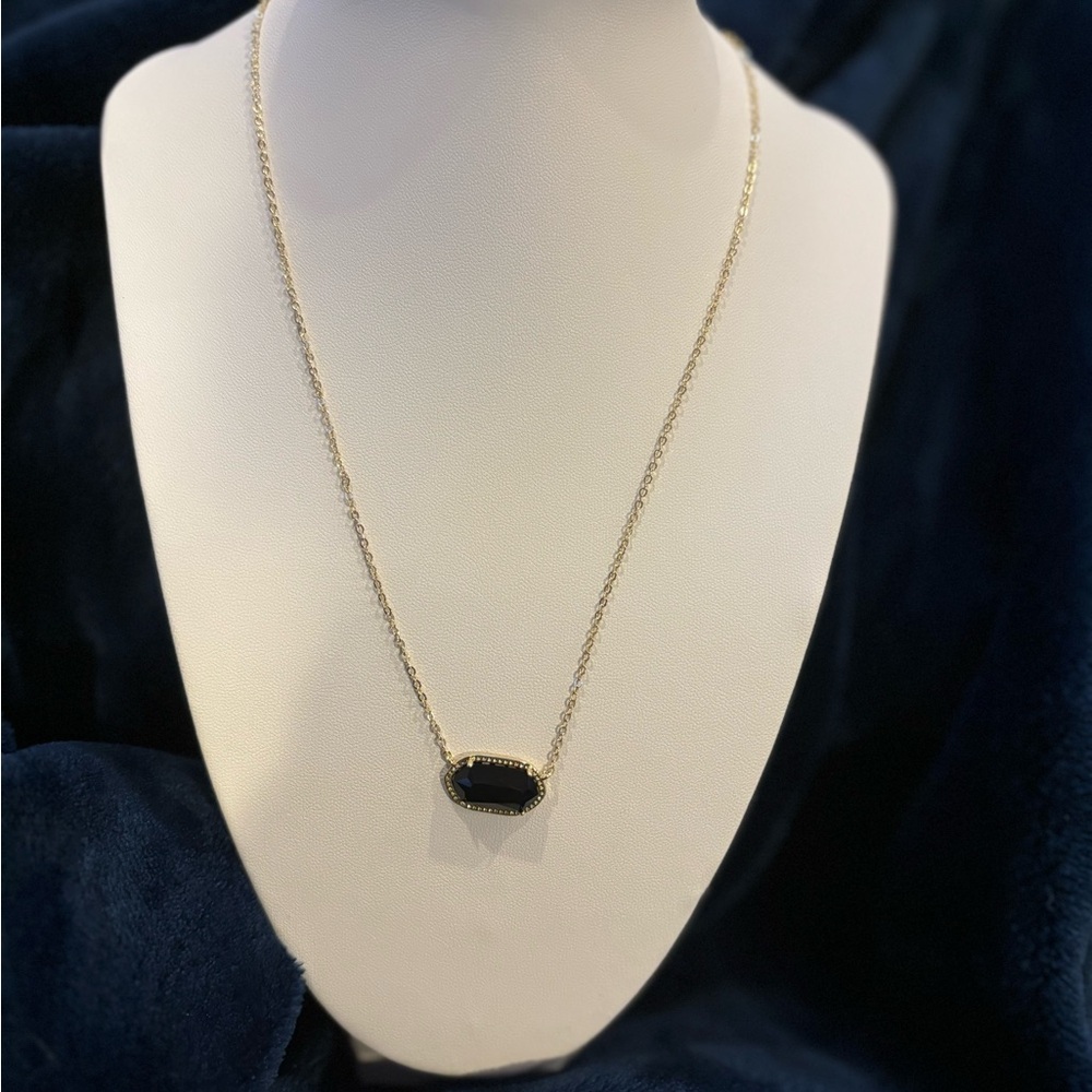 Kendra Scott pendant necklace in black w gold chain NWOT perfect conditi…